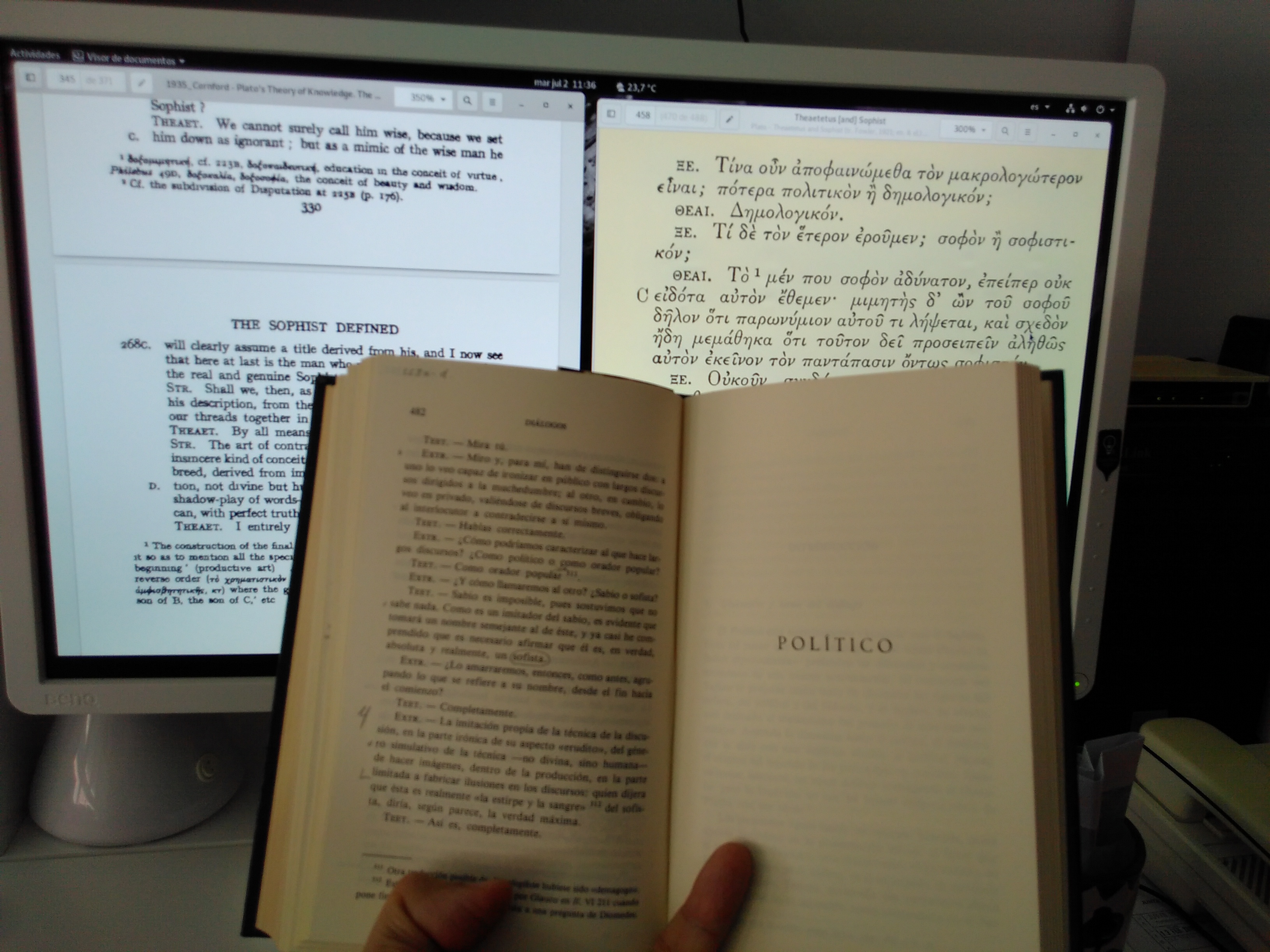 foto del Sofista de Platón en castellano en mano más versiones en inglés y griego en pantalla del ordenador