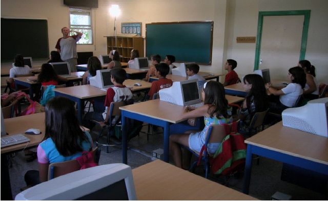 foto de aula tic con profesor y alumnos